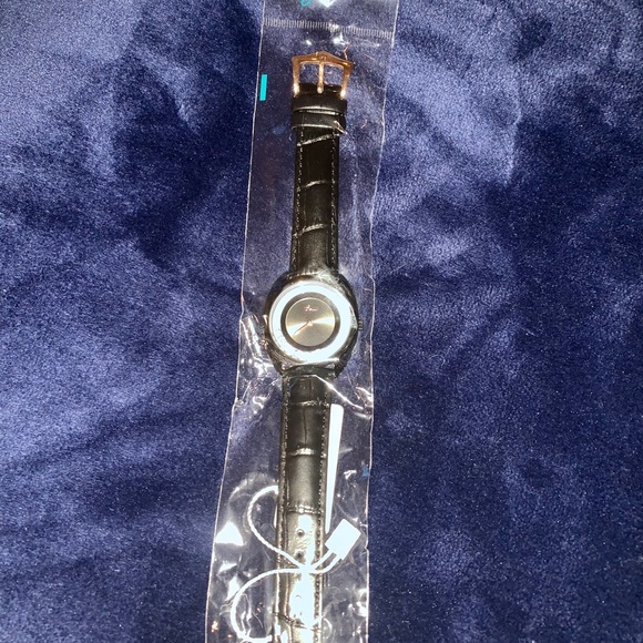 Women’s fashion dress watch with leather band NWT. - Picture 2 of 6